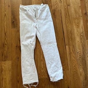 Good American high waist skinny white jeans. Fringed at ankles.Super stretchy.